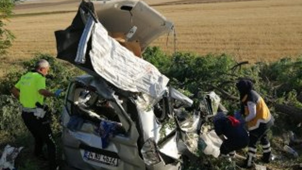 Konya'da araç yoldan çıkıp ağaca çarptı: 3 ölü