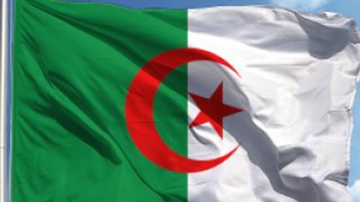 Cezayir'in geçici Cumhurbaşkanı, bakanı görevden aldı