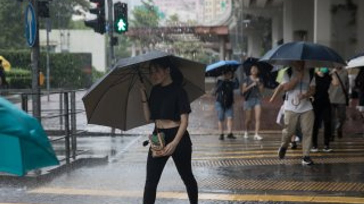 Hong Kong'da tayfun alarmı