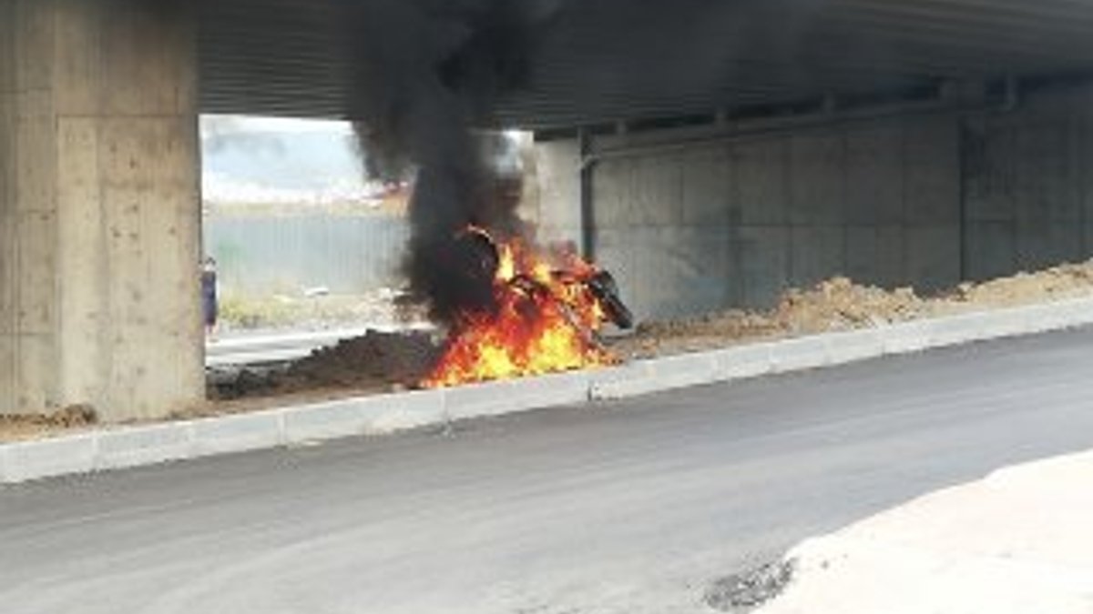 Kocaeli'de motosikleti bozulan sürücü aracını yaktı