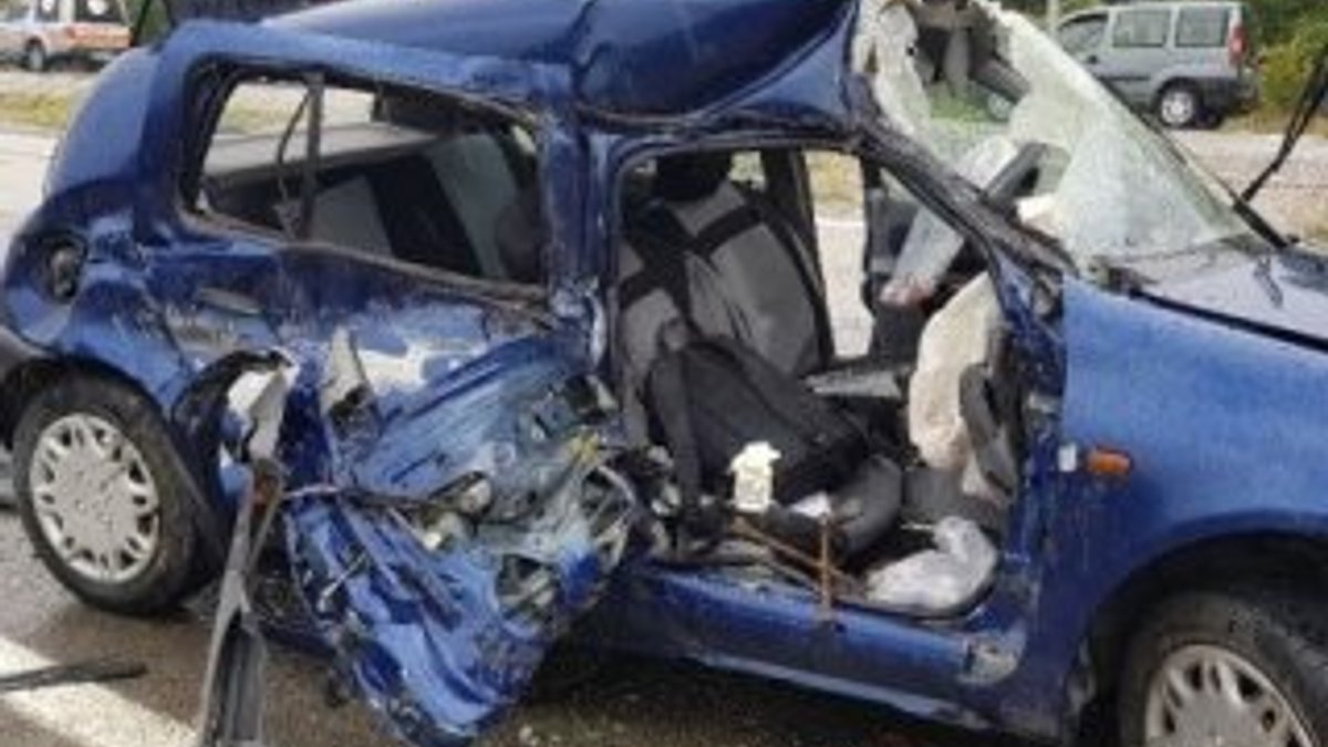 Kazaya yardım için duran minibüse otomobil çarptı: 1 ölü