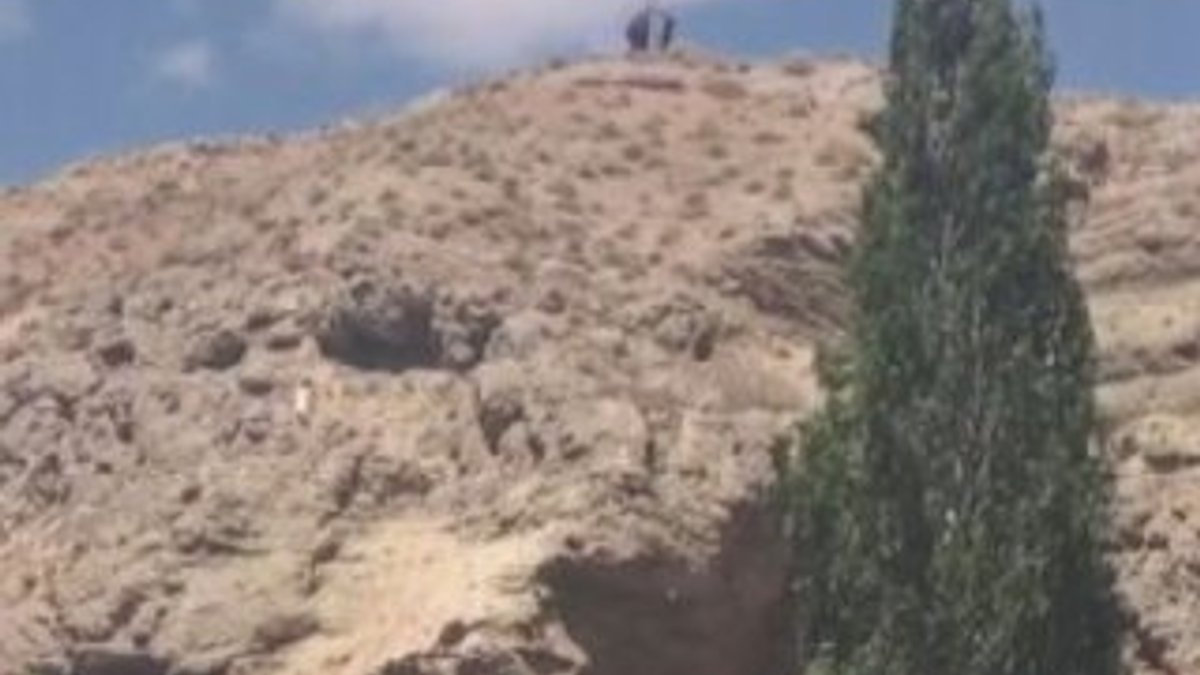Sivas'ta kayalıklarda zorlu keçi kurtarma operasyonu