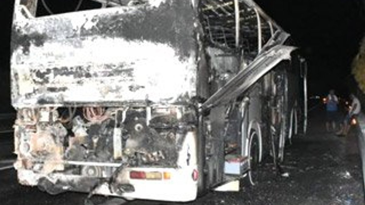 İzmir'de tur otobüsü yanarak kül oldu