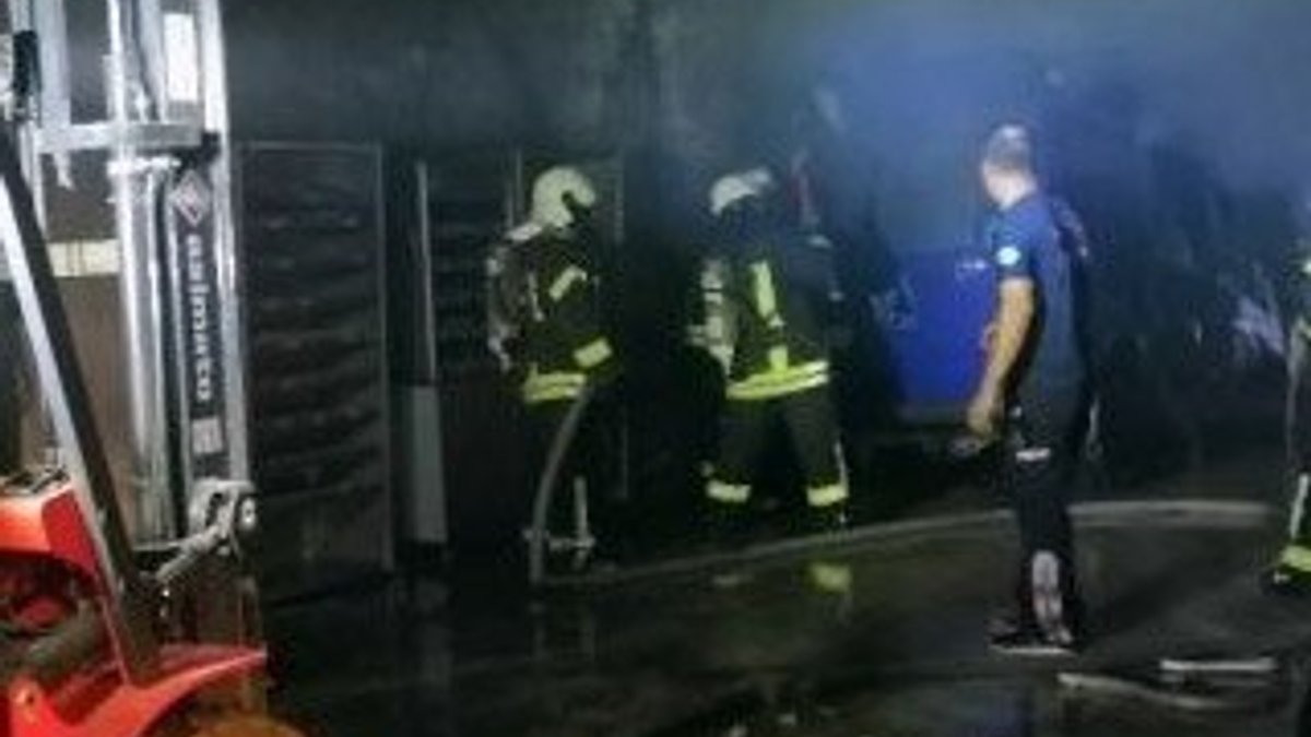 Manisa’da depo yangını: Binlerce paket sigara yandı
