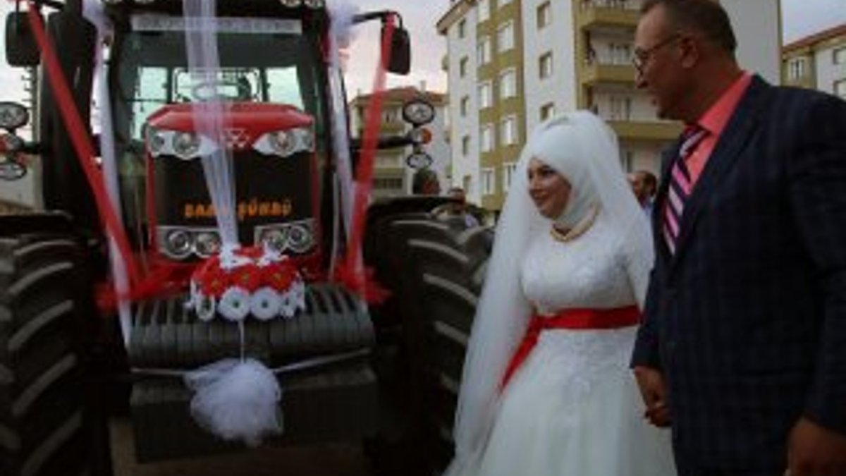 Sivas'ta damat gelini babaevinden traktörle aldı