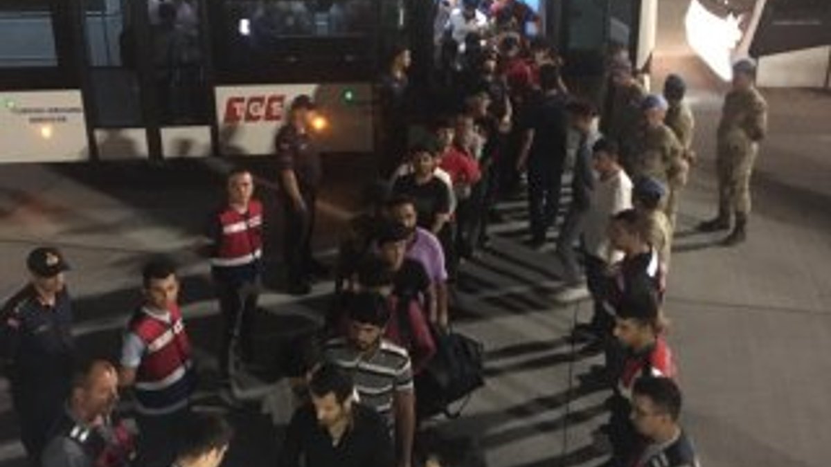 Antalya'da yakalanan 200 göçmen uçakla ülkelerine gönderildi