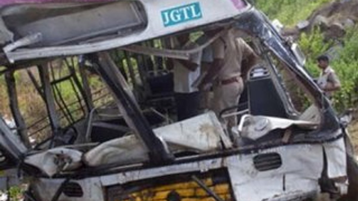 Hindistan'da minibüs uçuruma yuvarlandı: 9 çocuk öldü