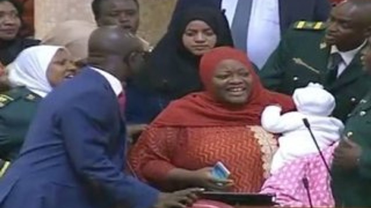 Kenya'da bebeğiyle meclise gelen milletvekili atıldı