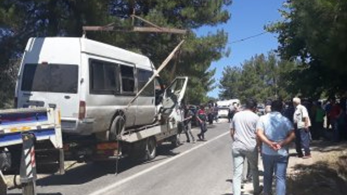 Adana'da lastiği patlayan minibüs yayalara çarptı: 2 ölü