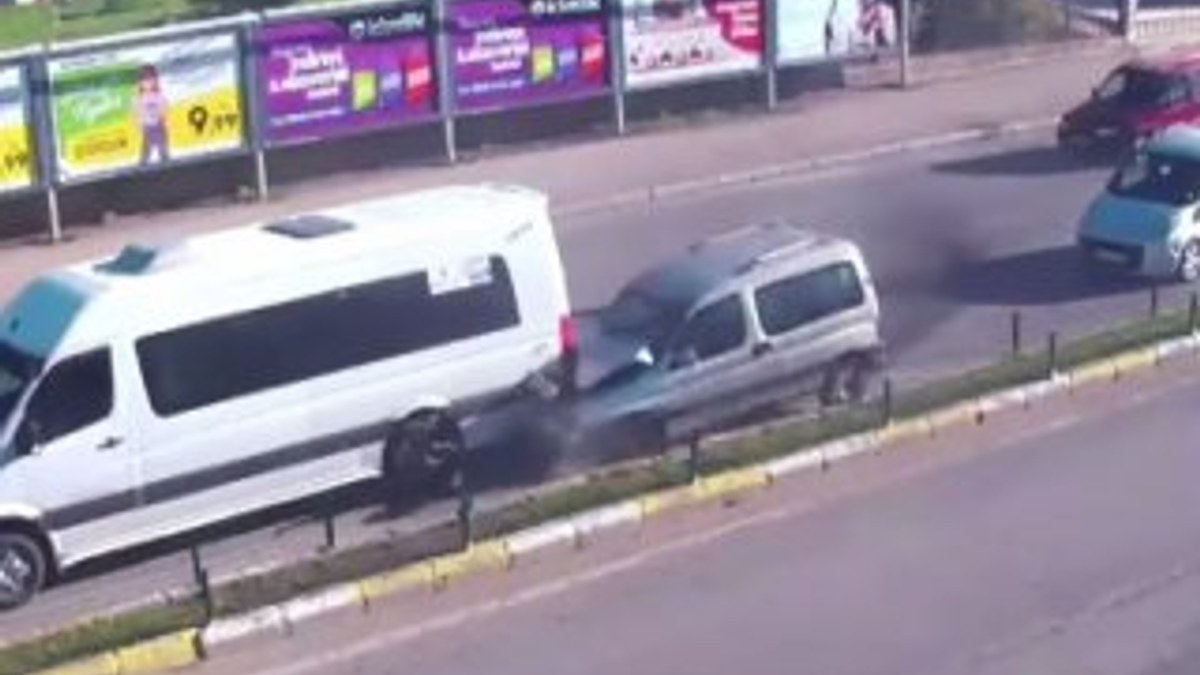 Erzurum’da makas atan sürücü önündeki minibüse çarptı