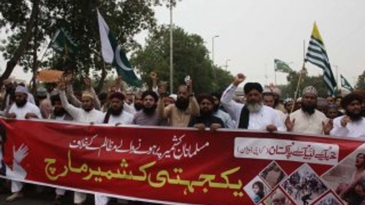 Binlerce Pakistanlı, Hindistan’ı protesto etti