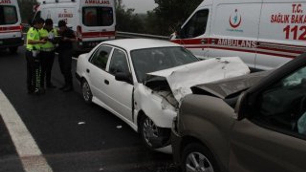 TEM’de iki araç kafa kafaya çarpıştı: 8 yaralı