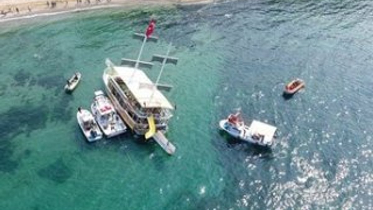 Sinop'ta gezi teknesi yan yatarak karaya oturdu