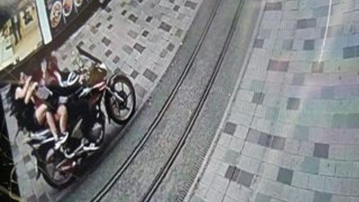 Beyoğlu'nda motosikletiyle 3 kadını yaraladı