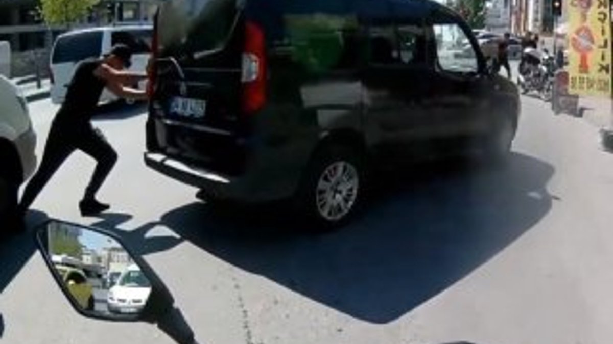 İstanbul'da minibüs, aracını iten adamın ayağını ezdi