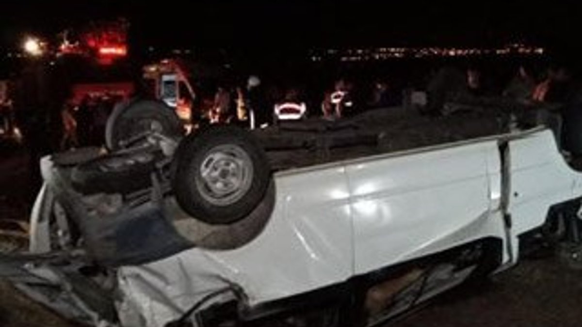 Van'da kaçak göçmen taşıyan minibüs devrildi: 35 yaralı