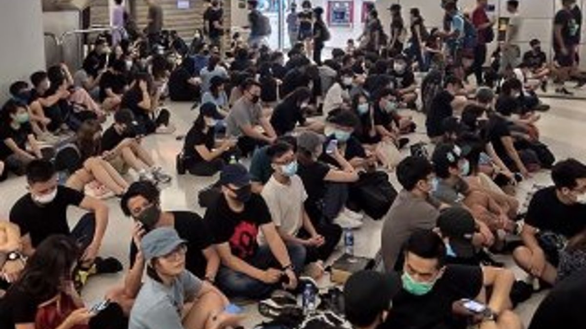 Hong Kong'da protestolar: Metroda oturma eylemi