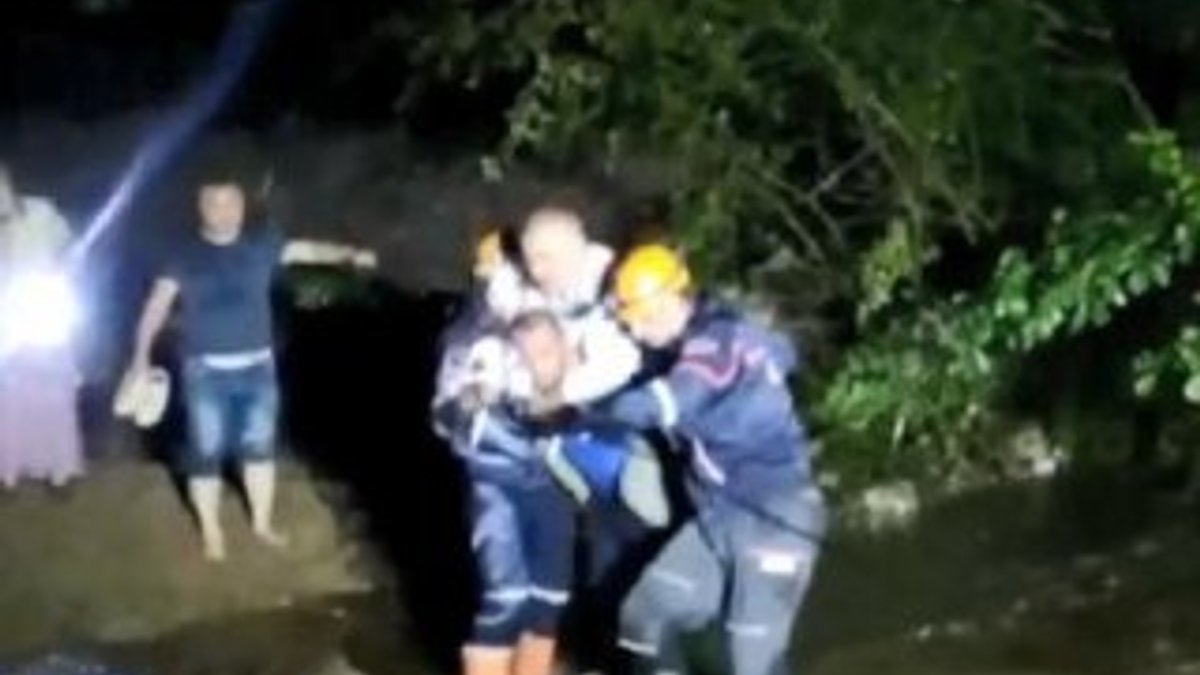 Köprü yıkılınca mahsur kalan aileyi AFAD kurtardı