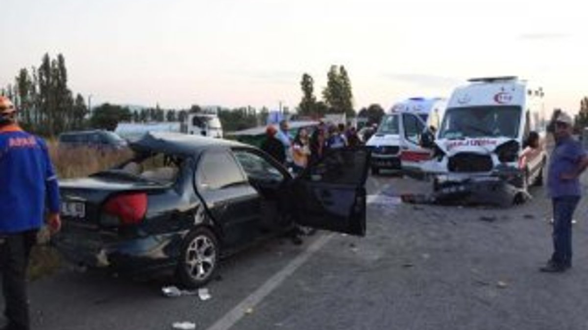 Ambulansında karıştığı zincirleme kazada 3 kişi öldü