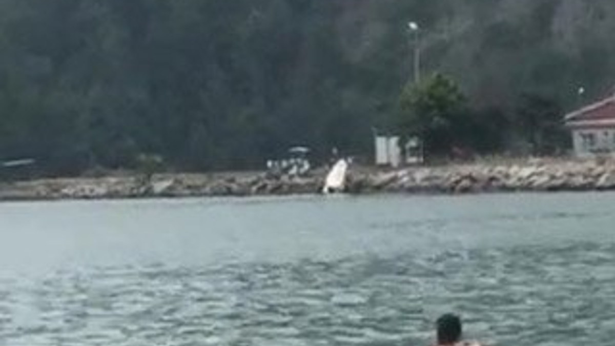 Sürücüsüz sürat teknesi, askeri limana çarptı
