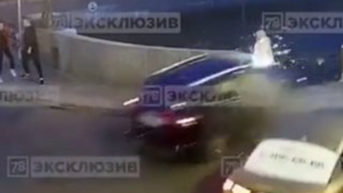 Rusya'da kaza yapan araba yaşlı adamı nehre uçurdu
