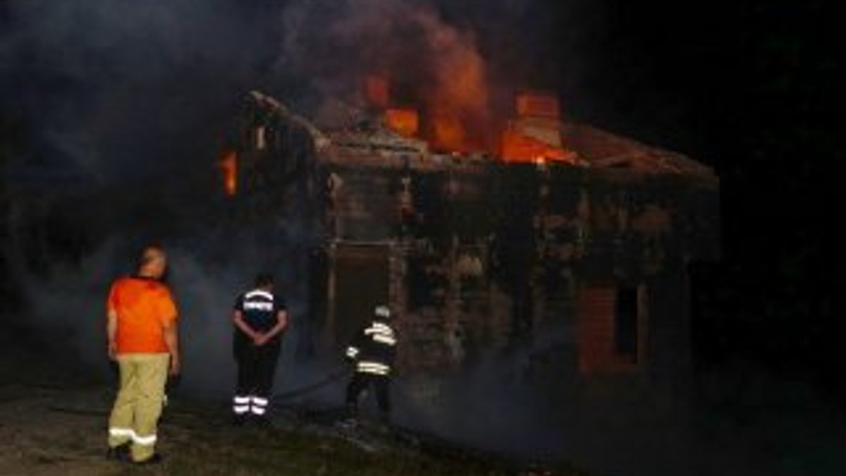 Çatıda tadilatı sırasında çıkan yangında üç ev yandı