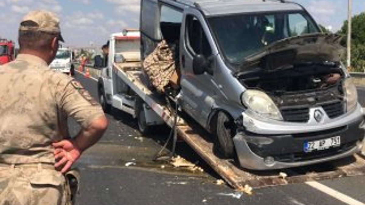 Tekirdağ'da minibüs refüjdeki bariyerlere çarptı: 2 ölü