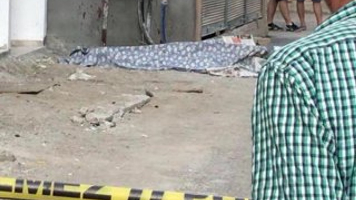 İzmir'de eski hükümlü akrabasını satırla öldürdü