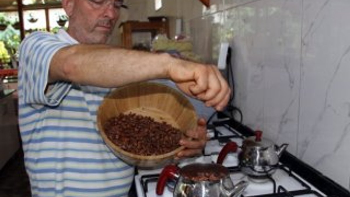 Düzce'de fındık kabuğundan çay yaparak satıyor