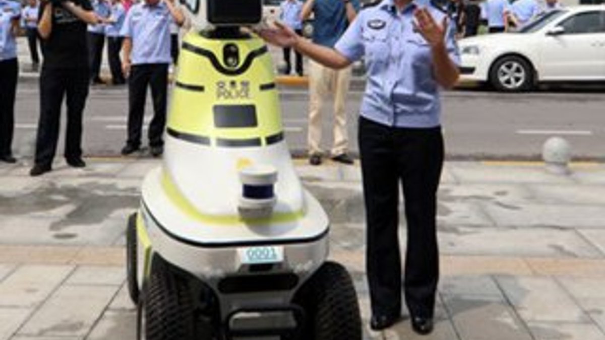 Çin, robot trafik polislerini kullanmaya başladı