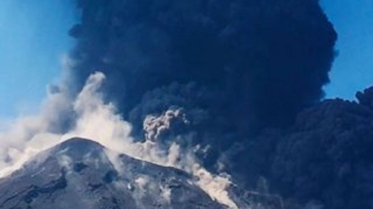 Sicilya'da denizin ortasında volkan patladı