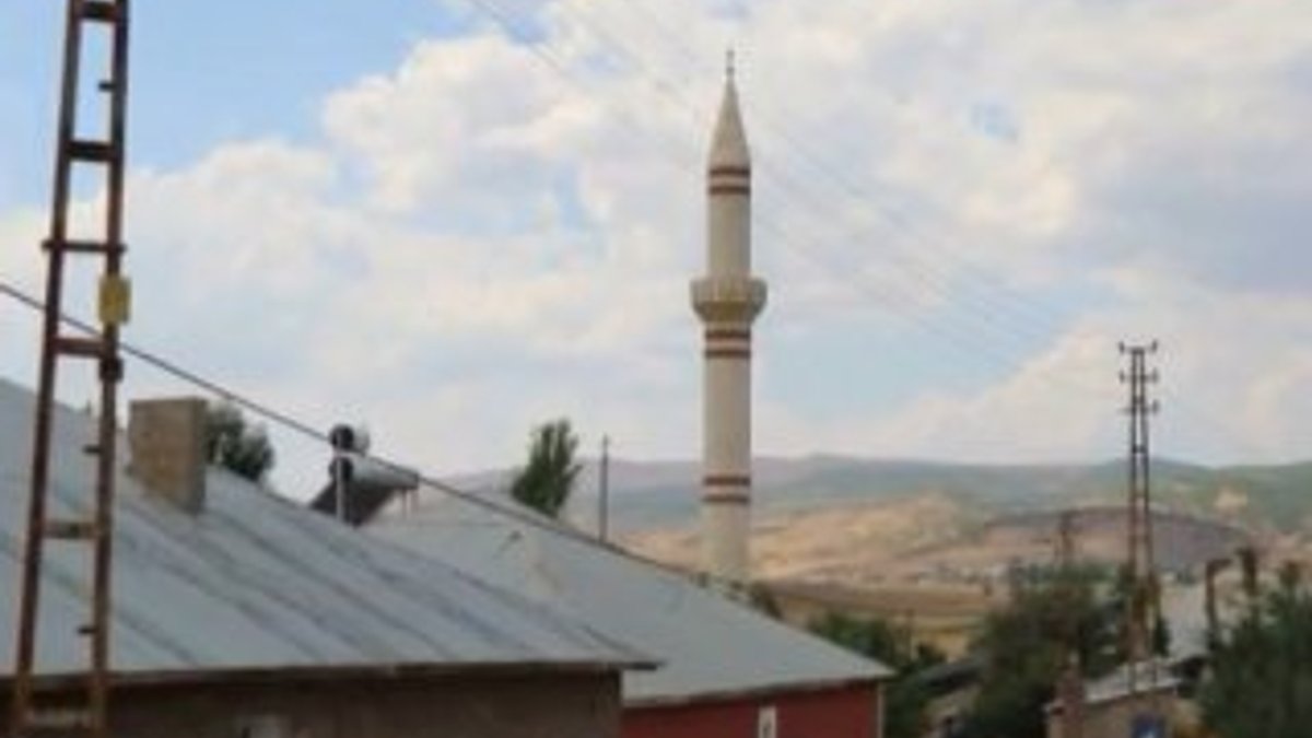 Bingöl'deki cami ile minare birbirine uzak kaldı