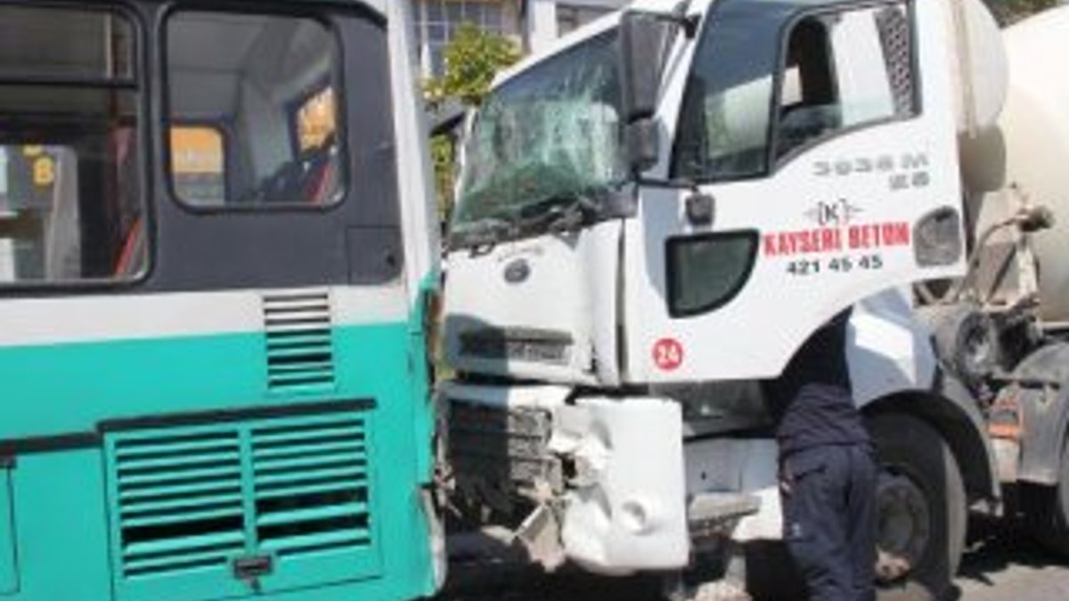 Beton mikseri halk otobüsüne çarptı: 9 yaralı