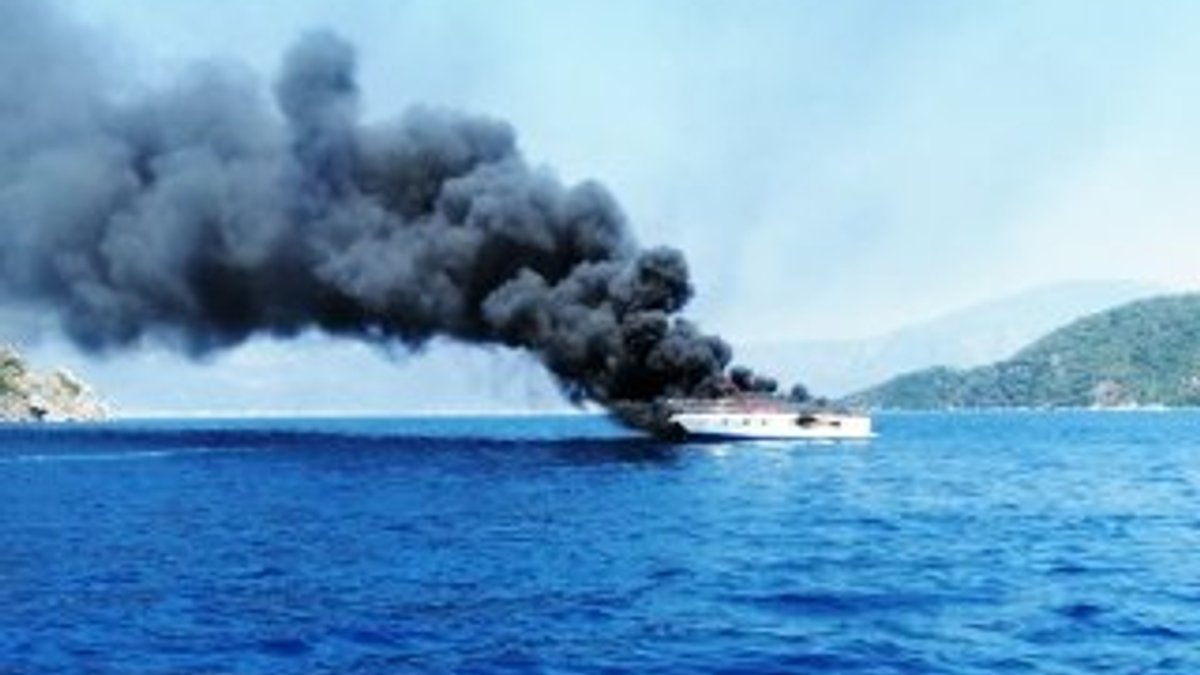 Marmaris'te lüks tekne yanarak battı