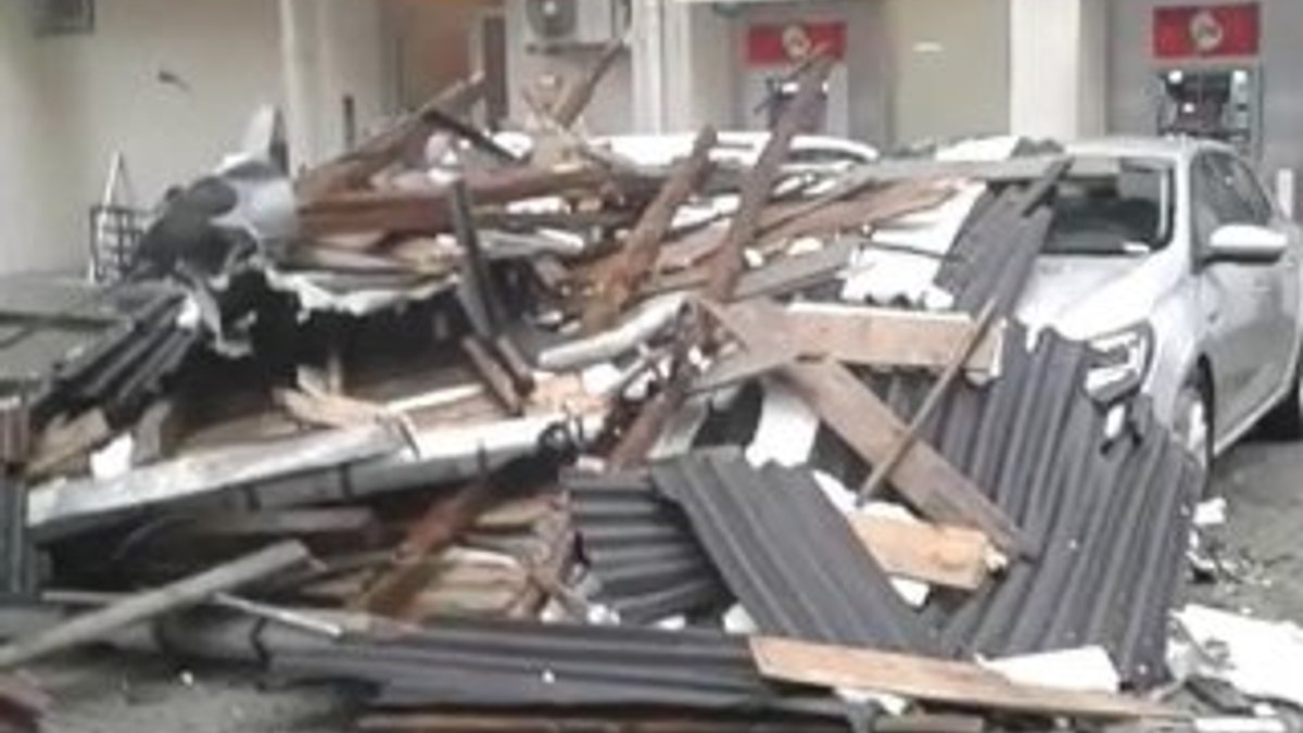 Rize'deki fırtına çatıyı uçurdu