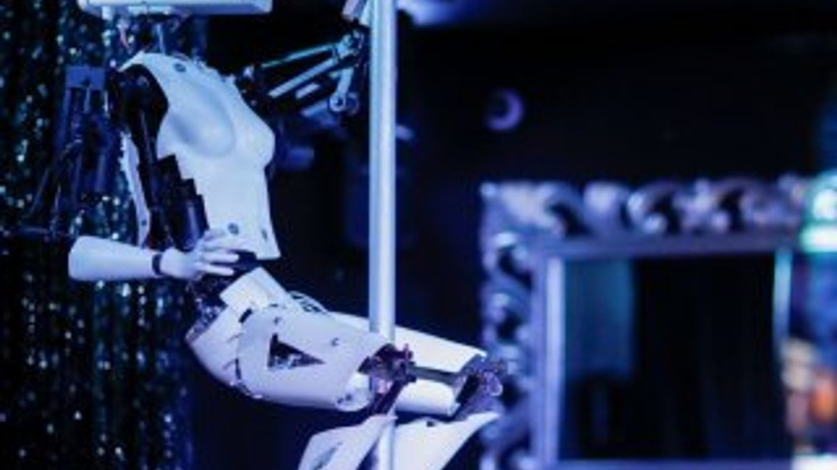 Fransa'da bir gece kulübü robot dansçıları işe aldı