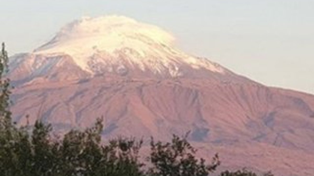 Ağrı Dağı'na mevsimin ilk karı yağdı