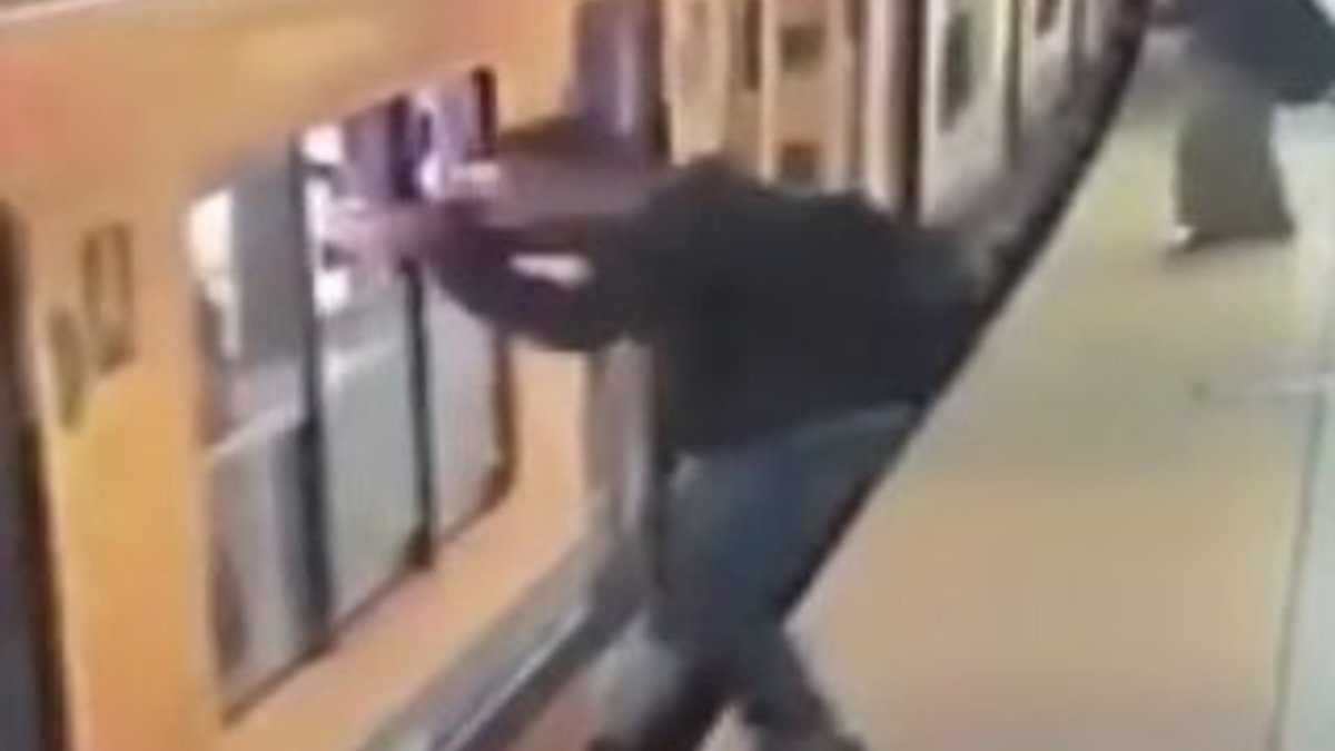 Tren camından sarkıp telefon çalan hırsızlar kamerada
