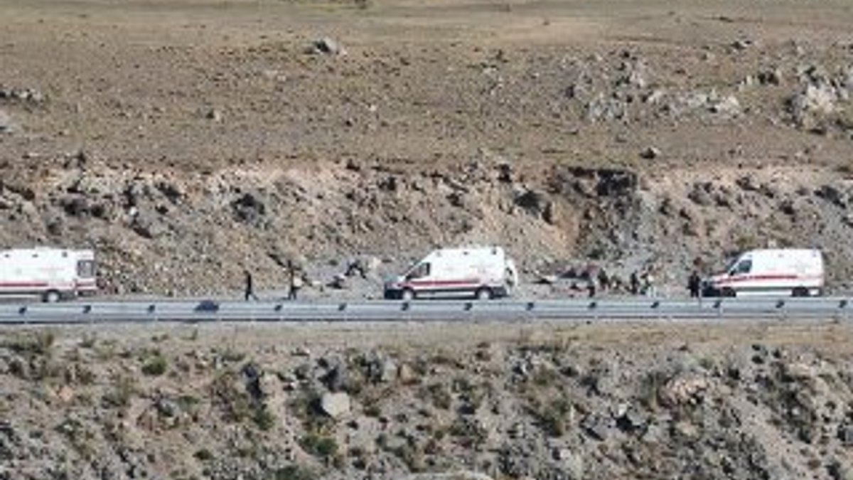 Ağrı'da kaçak göçmenleri taşıyan minibüs devrildi: 2 ölü