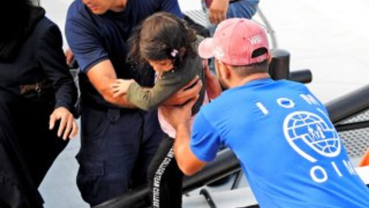 Çeşme'de 6 şişme botta 236 kaçak göçmen yakalandı