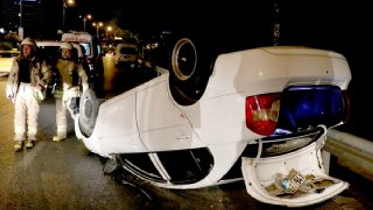 Bayrampaşa'da 2 otomobil birbirine girdi: 5 yaralı