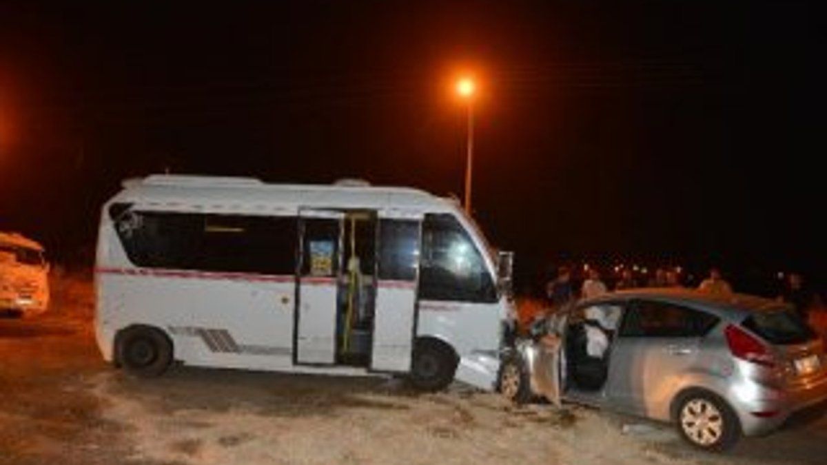 Adana'da yolcu minibüsü ile otomobil çarpıştı
