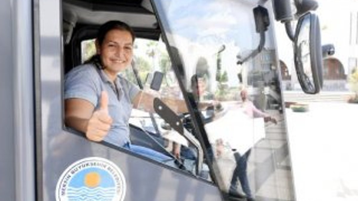 Mersin'deki yol süpürme aracını kadın kullanıyor