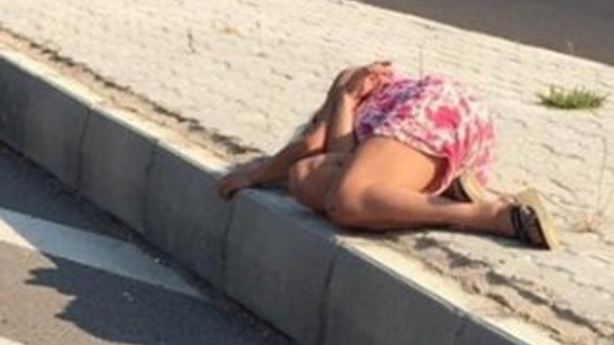 Antalya'da yol kenarında sızıp kalan kadın