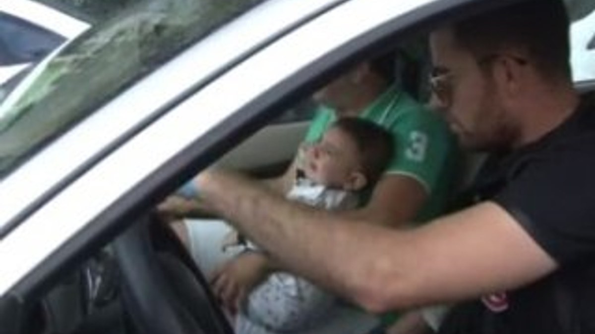 Arabadaki bebeği polis ekipleri hastaneye götürdü