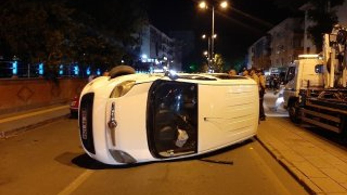 Başkent’te bir yaya ve iki otomobile çarpan araç devrildi