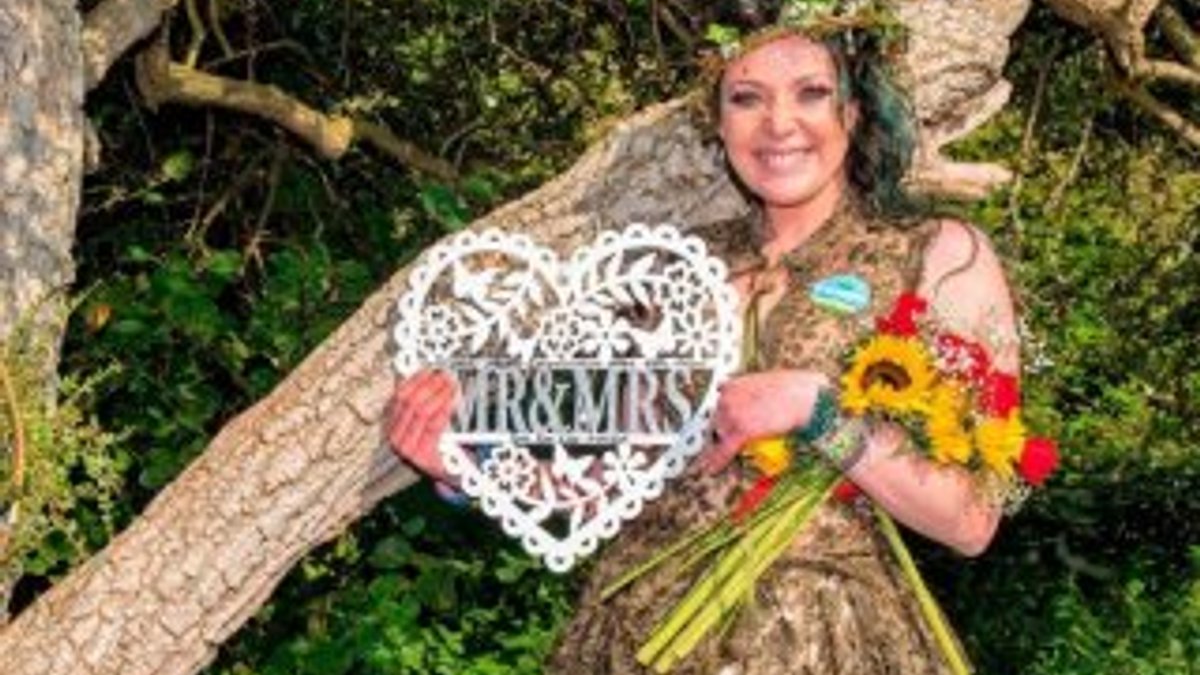 İngiltere'de bir kadın, ağaçla evlendi