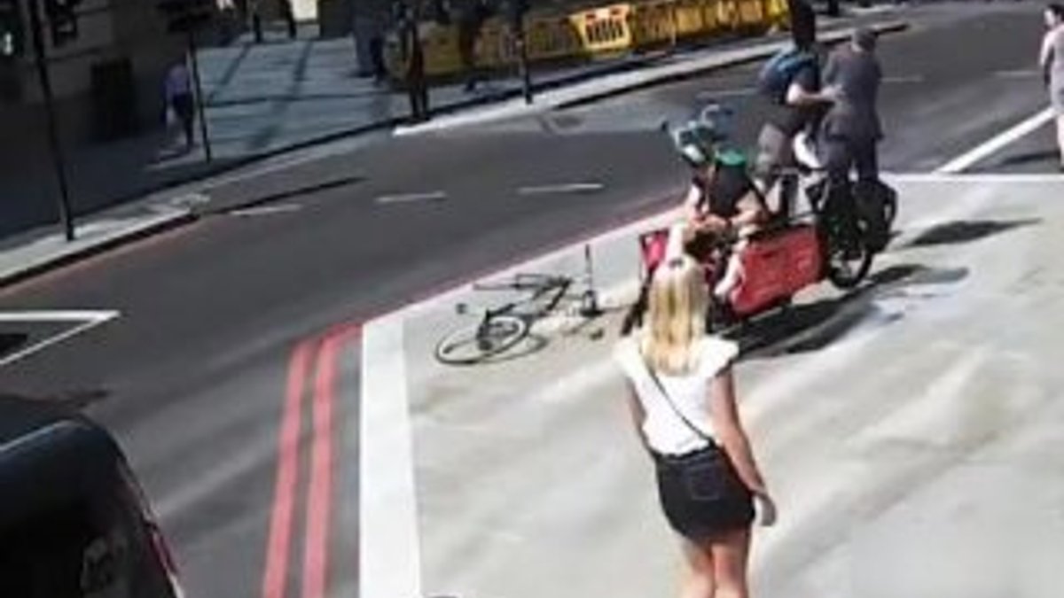 Kırmızıda geçen bisiklet sürücüsü yayaya kafa attı