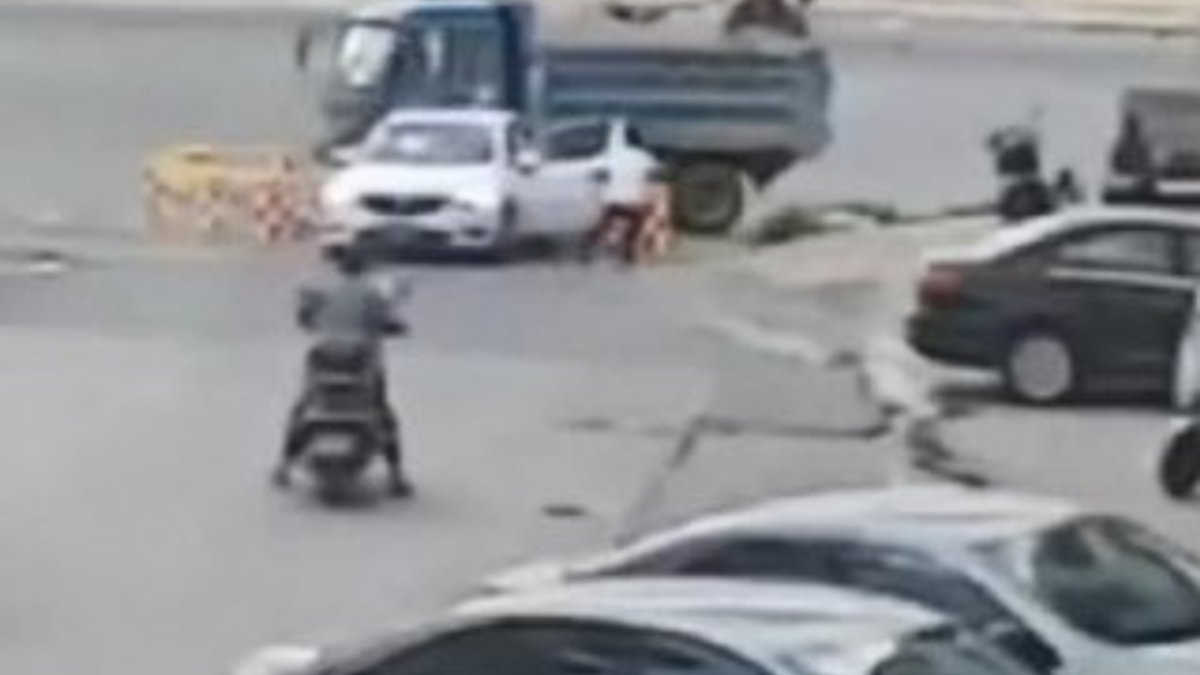 Çin'de otomobili, çocuğuyla birlikte çukura düştü