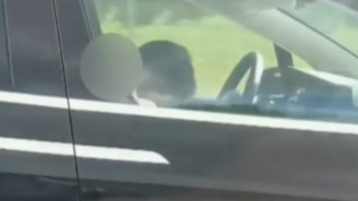 Tesla sürücüsü, otomatik pilot modunda uyurken görüntülendi